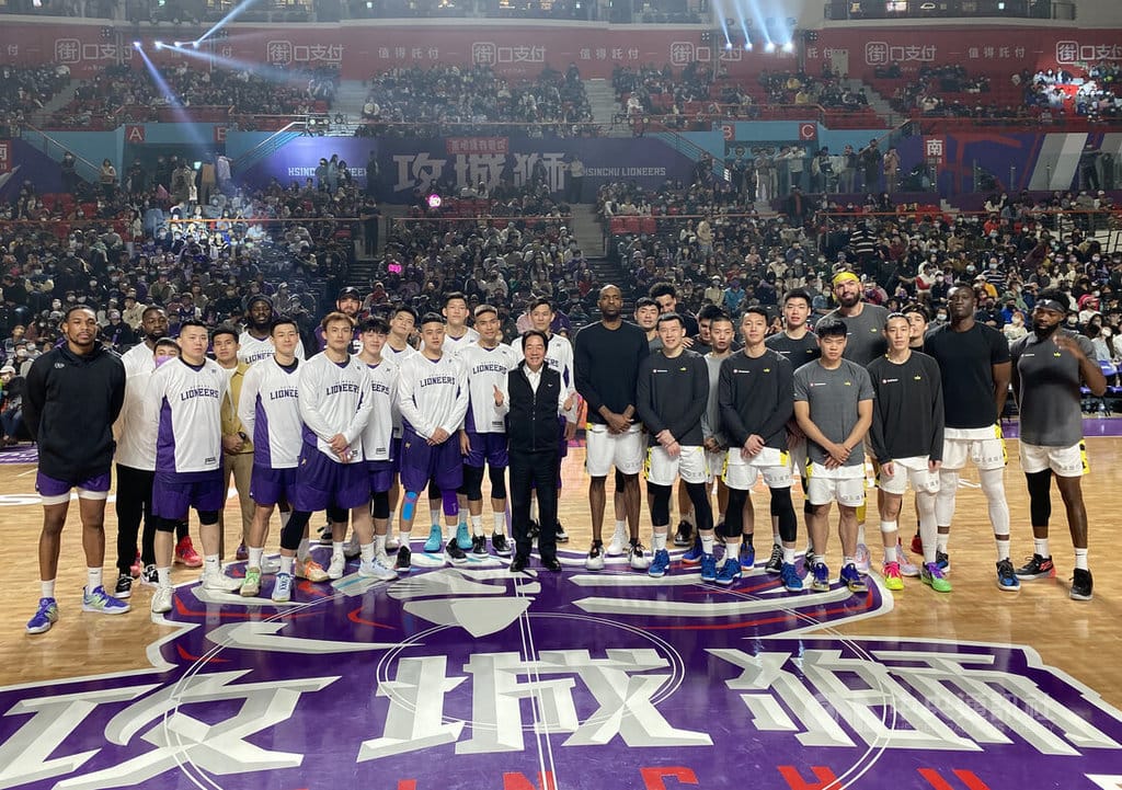 台灣職籃P.LEAGUE+新竹街口攻城獅隊19日在新竹主場迎戰來踢館的新北國王隊，副總統賴清德（前中）也到場看球，開賽前與兩隊球員合影。 圖:中央社提供