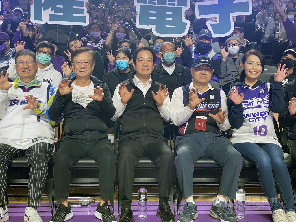台灣職籃P.LEAGUE+ 新竹街口攻城獅隊19日在主場新竹縣體育館迎戰新北國王隊，副總統賴清德（前中）到場看球，新竹縣長楊文科（前左）與新竹市長高虹安（前右）也到場為球員加油。 圖:中央社提供