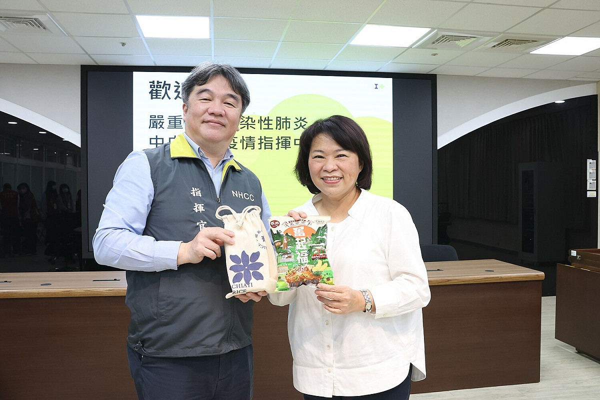 中央流行疫情指揮中心指揮官王必勝與嘉義市長黃敏惠互換禮物。 圖：嘉義市政府/提供