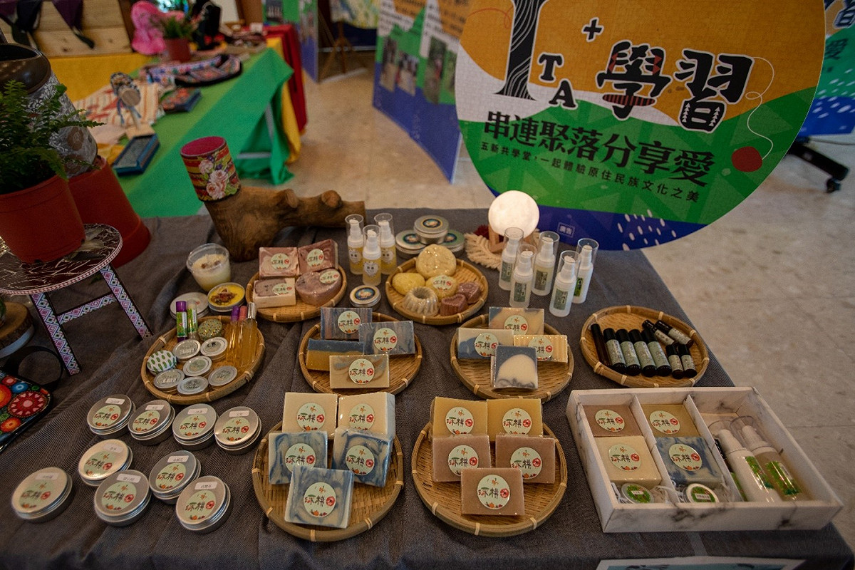 110年度成果於各場次陳列展示各班學員精心製作之課堂作品。 圖：新北市原民局提供
