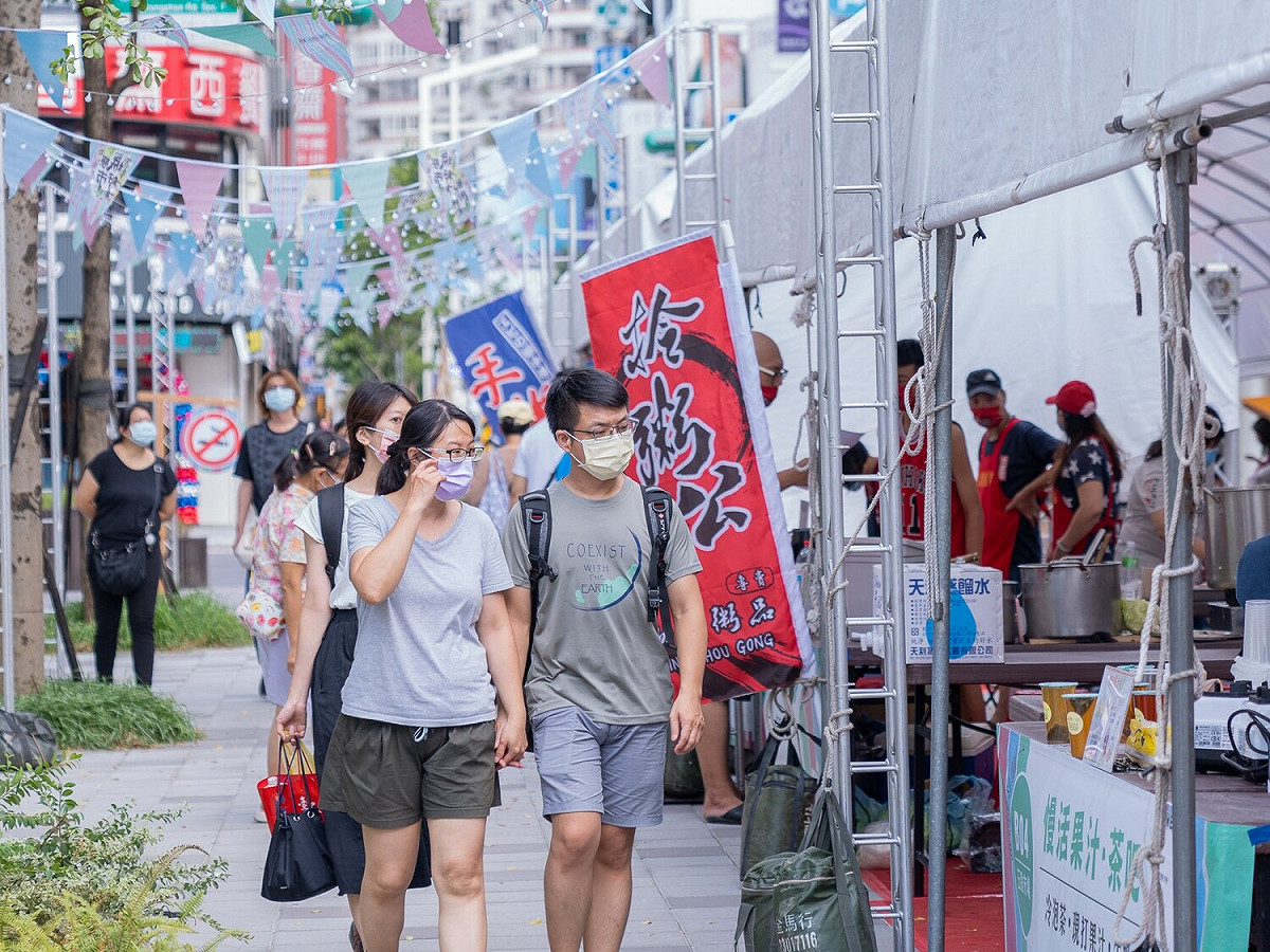 經發局推出「彩色情人節」系列活動，以白色情人節及黑色情人節主題，將府中商圈營造為代表性的戀愛地標。 圖：新北市經發局提供