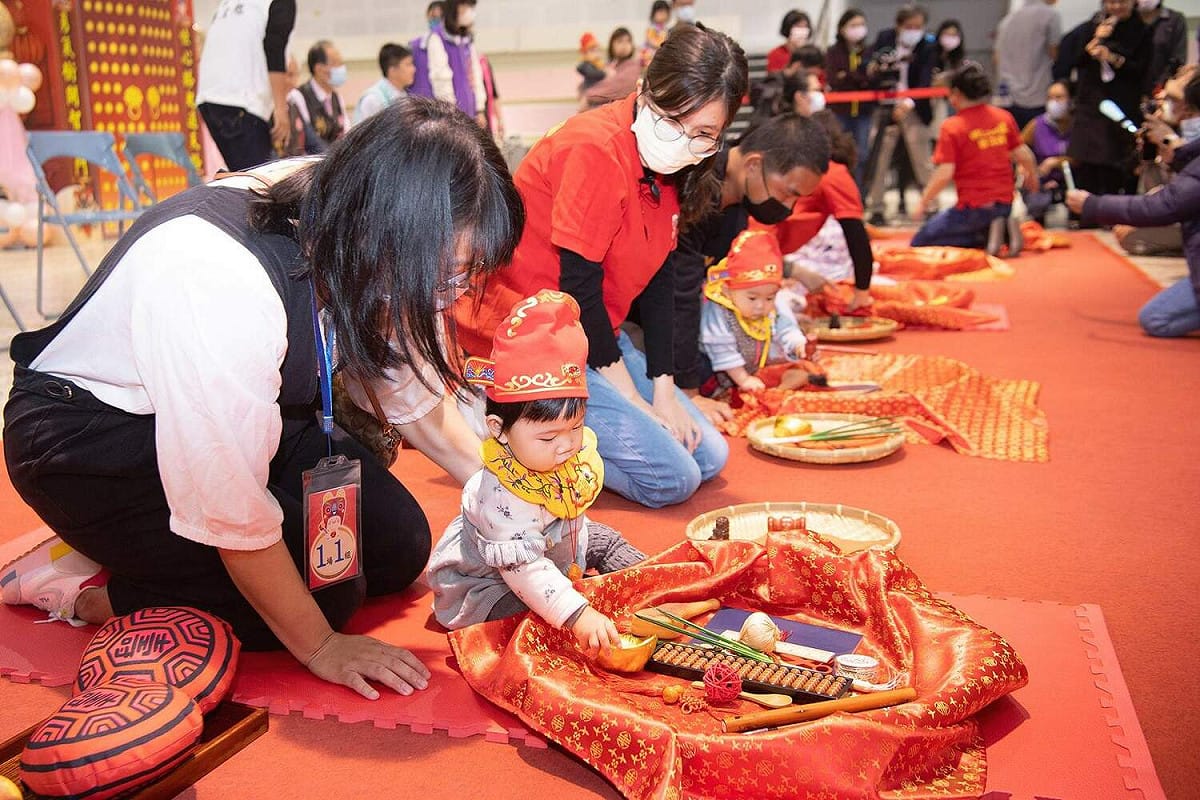 遊Love園親子館與嘉邑城隍廟合辦抓週活動。 圖：嘉義市政府/提供