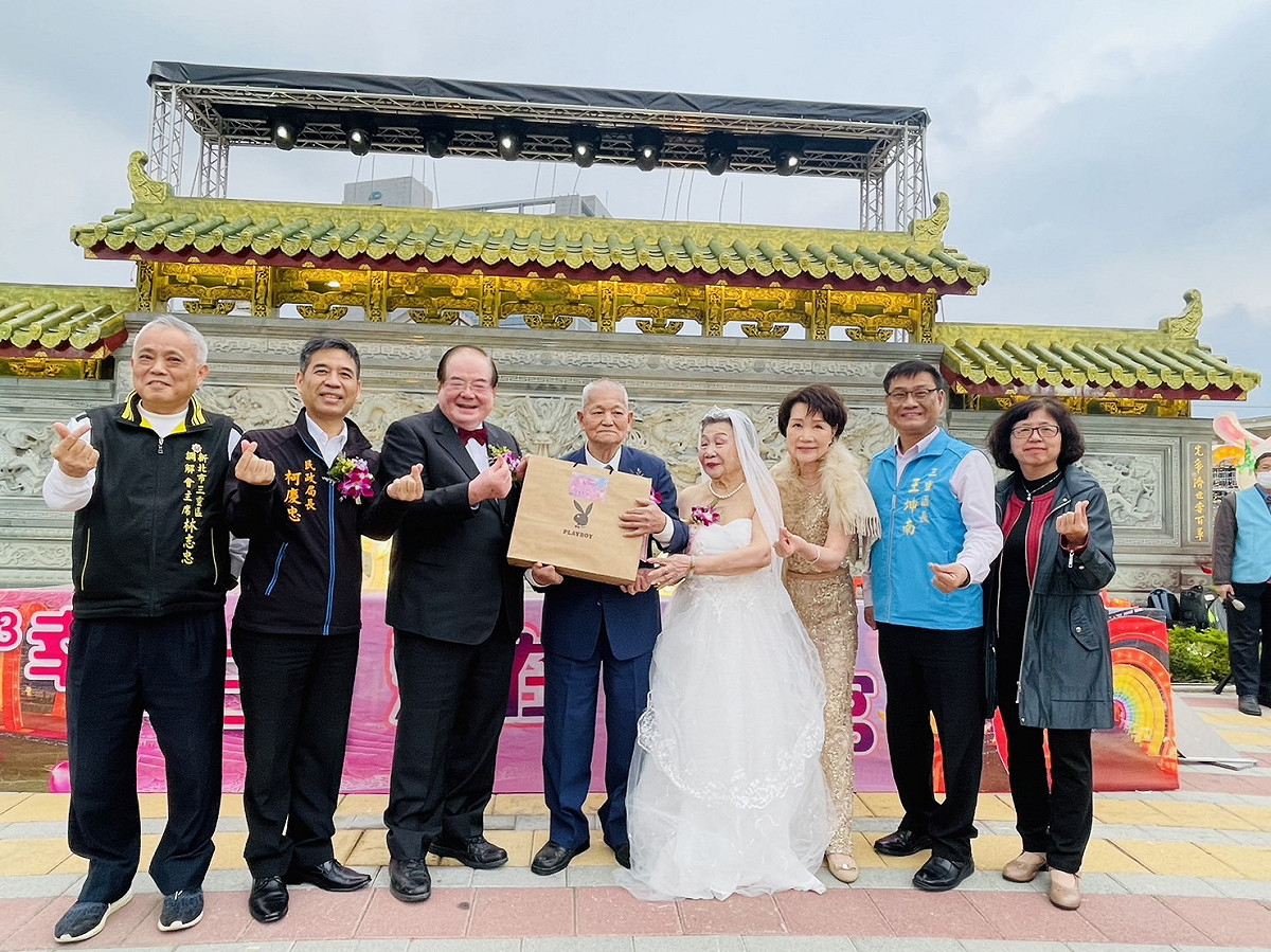 新任三重區長王坤南（右二）祝福結縭三十年以上的銀髮長輩們幸福久久。 圖：三重區公所提供