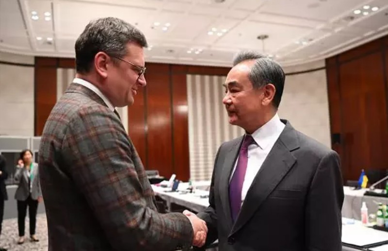 中國外交部長王毅與烏克蘭外交部長庫列巴會面。 圖：翻攝中國外交部網站