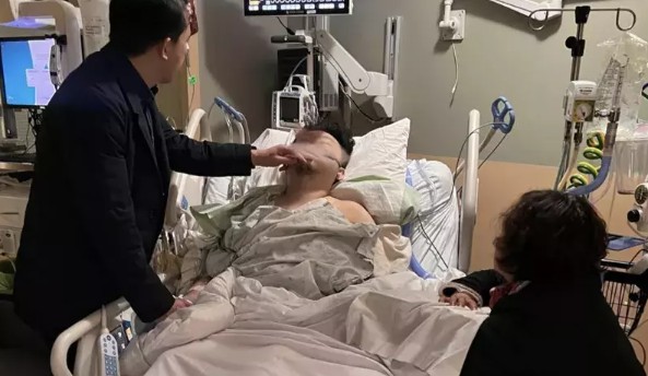 郝強的父母從中國趕抵美國照顧重傷的兒子。 圖：翻攝GoFundme網站