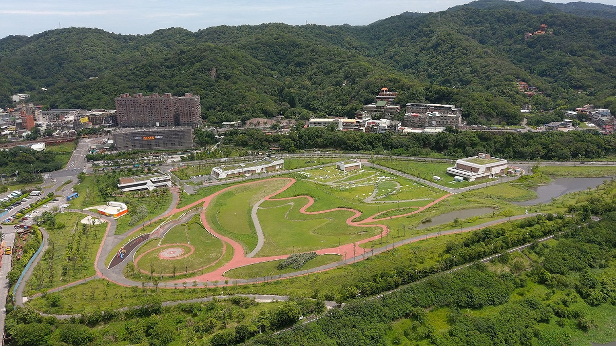 三鶯水資源回收中心公園面積高達9公頃，96%是公園綠地，污水處理設施採地下化設計。 圖：新北市水利局提供