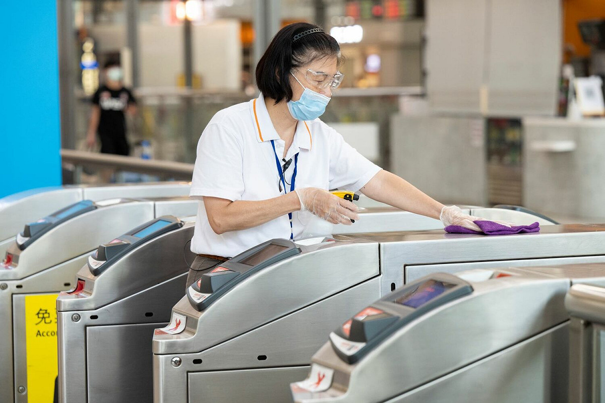 高鐵各車站每小時即針對旅客較常接觸之設備加強清潔消毒。 圖：台灣高鐵公司／提供