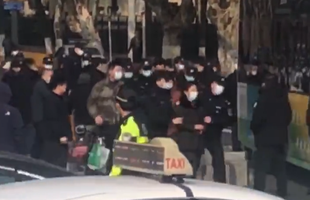 中國員警將參與白髮運動的民眾押送上車。 圖:翻攝自推特@GvqVd6J2jdCOJYP
