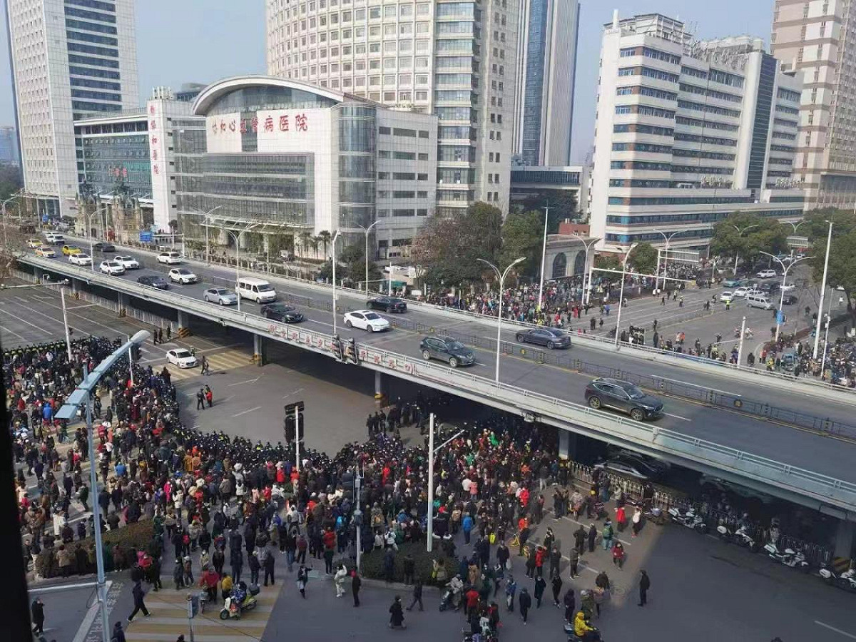 中國退休人士不滿醫藥補貼費用下降，聚集在武漢協和醫院前抗議。 圖:翻攝自推特@pearlher