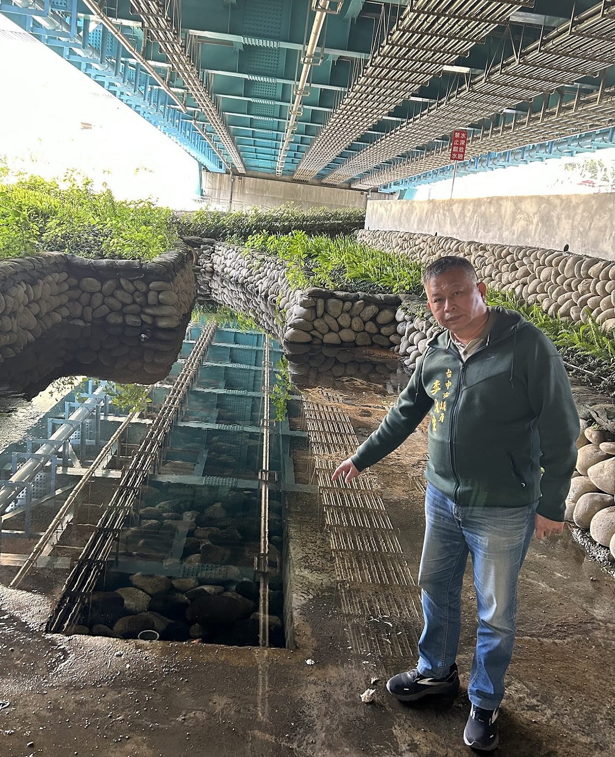 南門橋下湧泉斷流，無法市民在這裡洗衣服，市議員李天生要求建設局提出解決之道。 李天生/提供