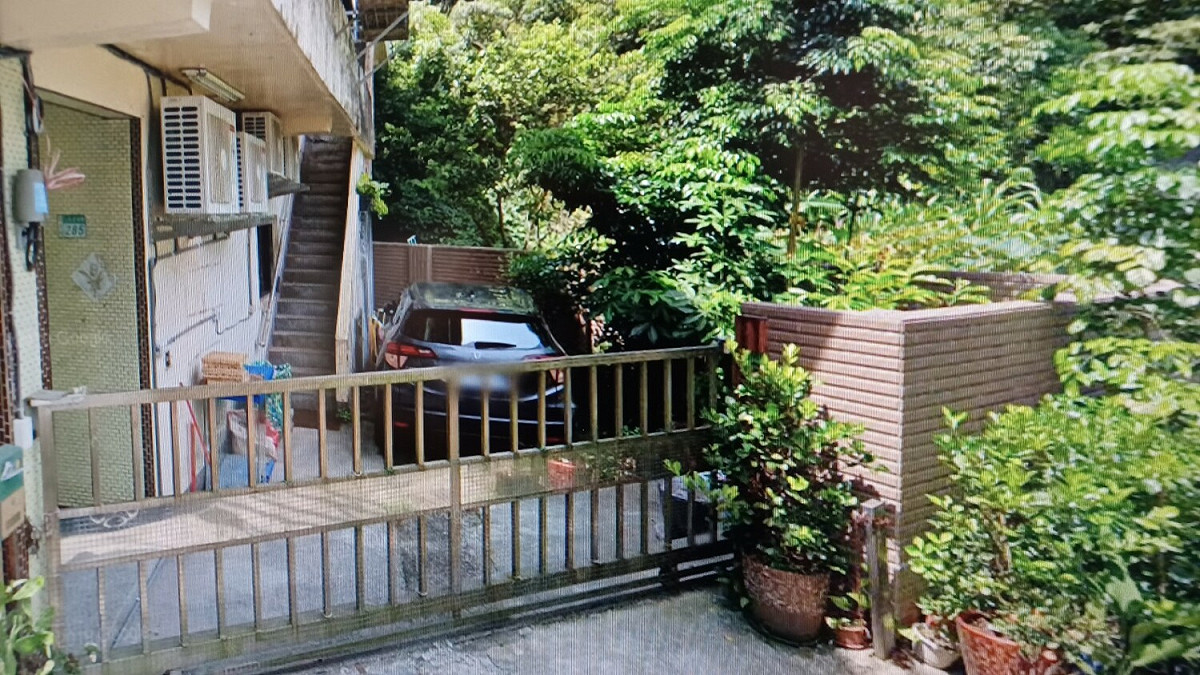 程遠萍家旁即為林地，流浪貓與鼬獾常鑽過圍牆排水孔出現在她的停車場內。 圖：新北市動保處提供