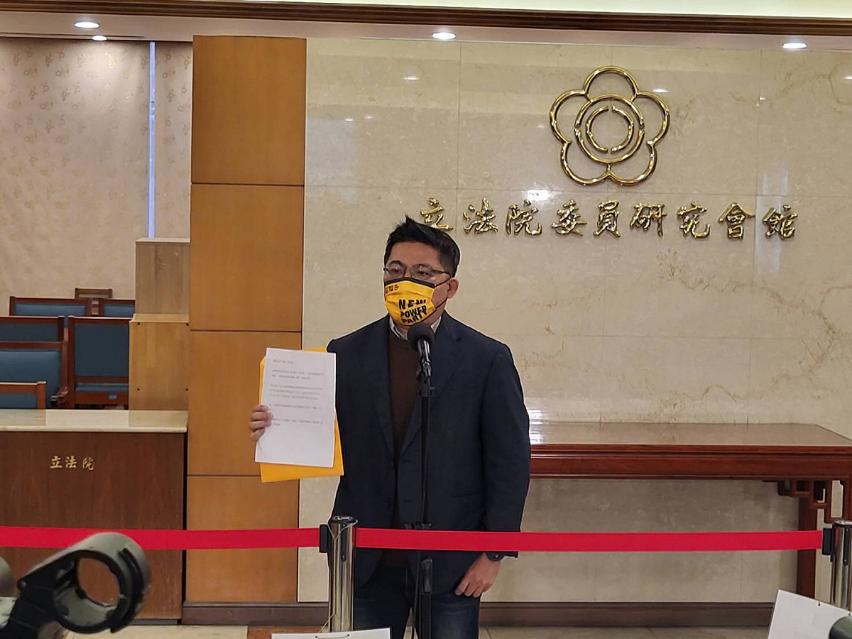 邱顯智拿出提醒紙條，研判爆料者是熟悉法律的圈內人。 圖：陳佩君／攝