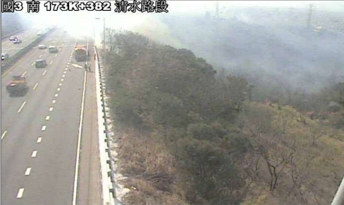 國道邊坡及高架橋下起火事件共計44件，其中又以1月28日國3南向173.5k邊坡起火事件影響最大。 圖：翻攝自高速公路局