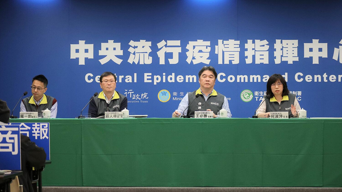 指揮官王必勝說明，因為國內Omicron第3波疫情穩定下降，指揮中心疫情記者會由現行每週2次改為每週1次，於每週四下午2時舉行。 圖：中央流行疫情指揮中心/提供