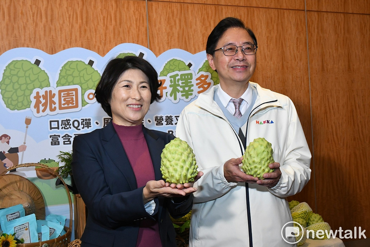 張善政（右）今與台東縣長饒慶鈴合體行銷台東鳳梨釋迦。 圖：林昀真／攝