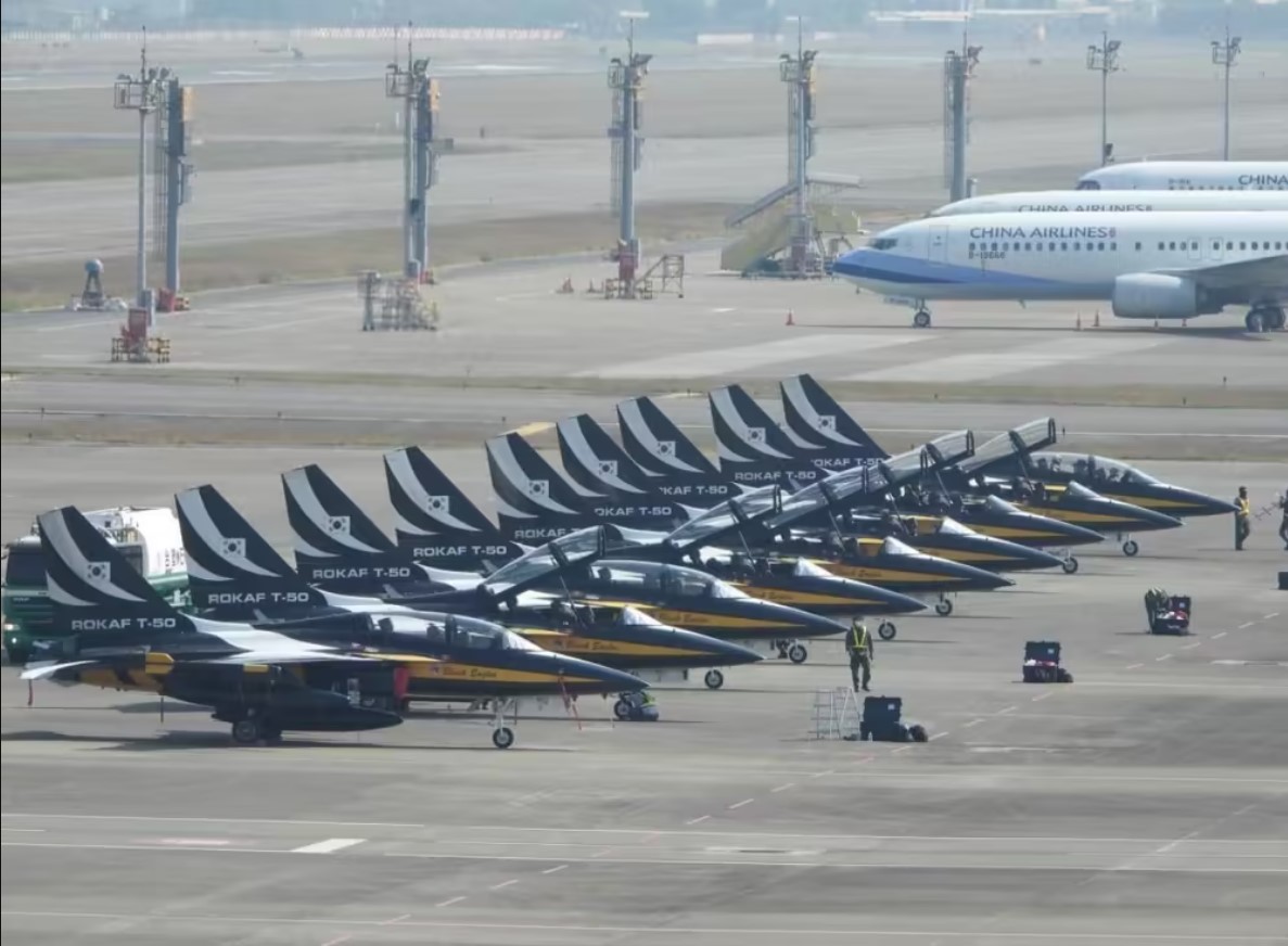 韓國空軍黑鷹特技飛行表演隊T-50教練機降落高雄小港國際機場 圖:翻攝自騰訊網