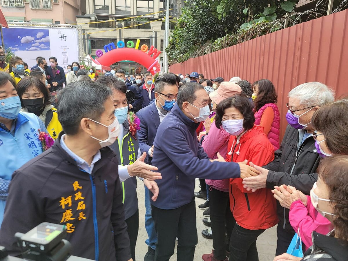 侯友宜今出席泰山義學市民活動中心開工民眾熱情歡迎。 圖：新北市民政局提供