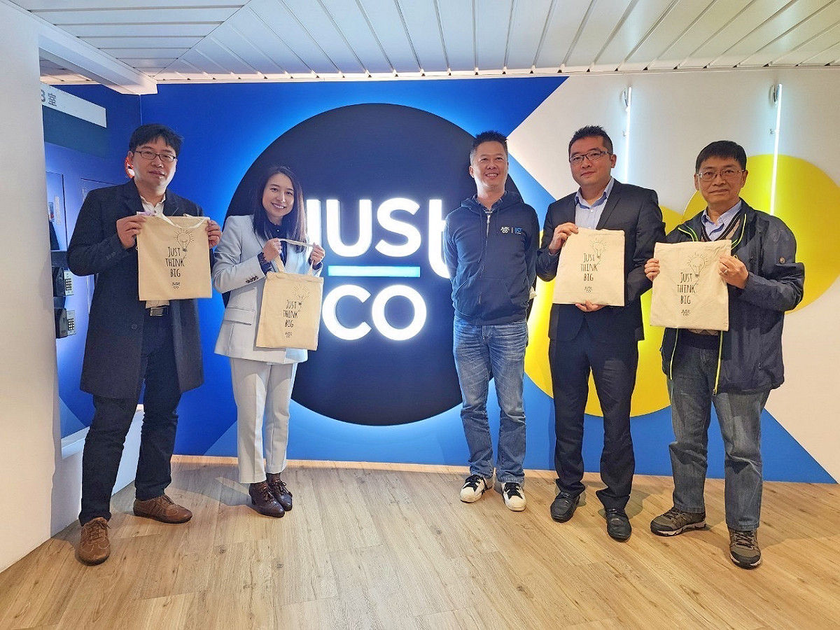 青年局長錢念群與基隆市產發處處長林鼎超在JustCo宏泰中心合影。 圖：新北市青年局提供