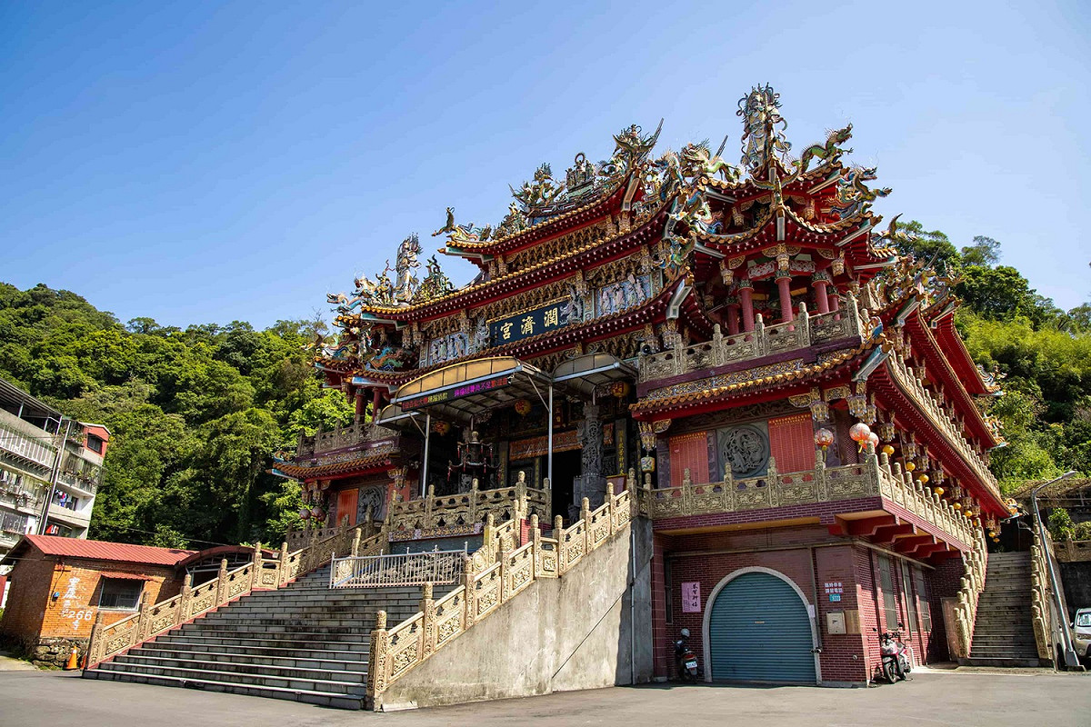 「K1雙城站」周邊的安坑在地古廟潤濟宮，主祀「三官大帝」，廟的後方則有潤濟宮步道。 圖：新北市觀旅局提供