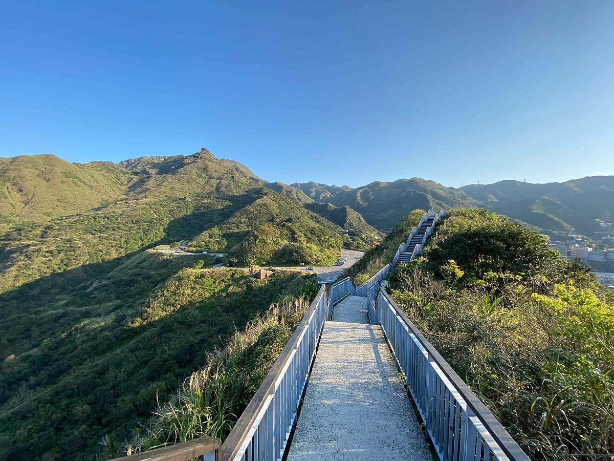報時山步道可一覽陰陽海、茶壺山及基隆山，在壯麗的山海美景間徹底放鬆身心。 圖：新北市觀旅局提供