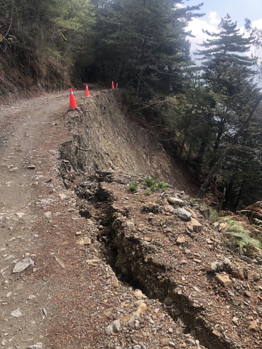 郡大林道25.8K目前路基開裂情況。 圖：南投林區管理處／提供