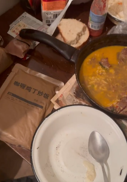 俄軍在戰爭期間食用中國軍用糧，遭網友諷刺連食品都是中國製。 圖: 翻攝自推特帳號「NiKITa」