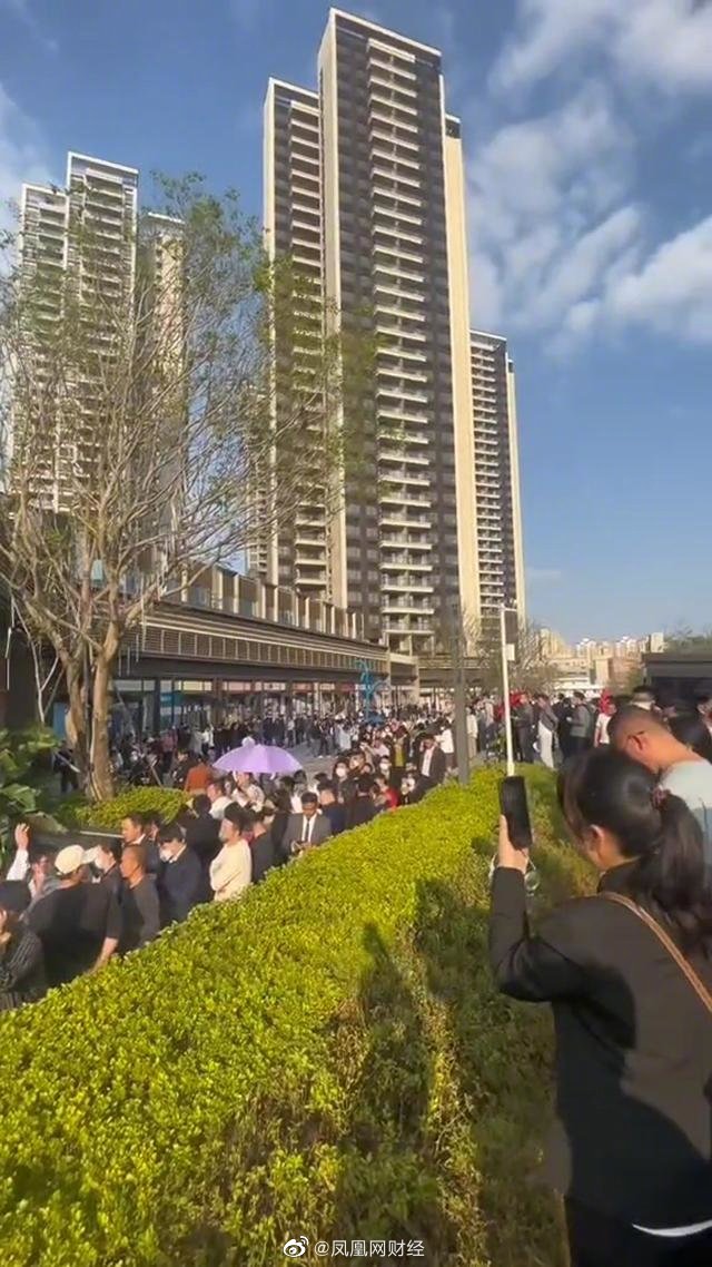 銷售現場也出現了不少舉牌『退房』的人，表示自己只享受到了30萬元的首付優惠，因此到現場「鬧事」。 圖:翻攝自鳳凰網財經