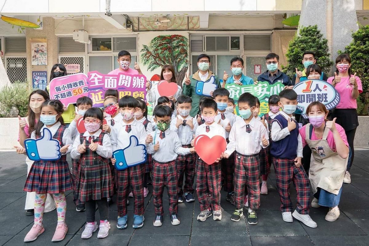 陳其邁(後排中)視察前金幼兒園時宣布幼教利多政策。 圖：高雄市政府/提供