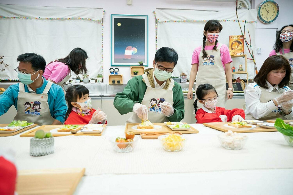 陳其邁(中)體驗手作吐司披薩。 圖：高雄市政府/提供