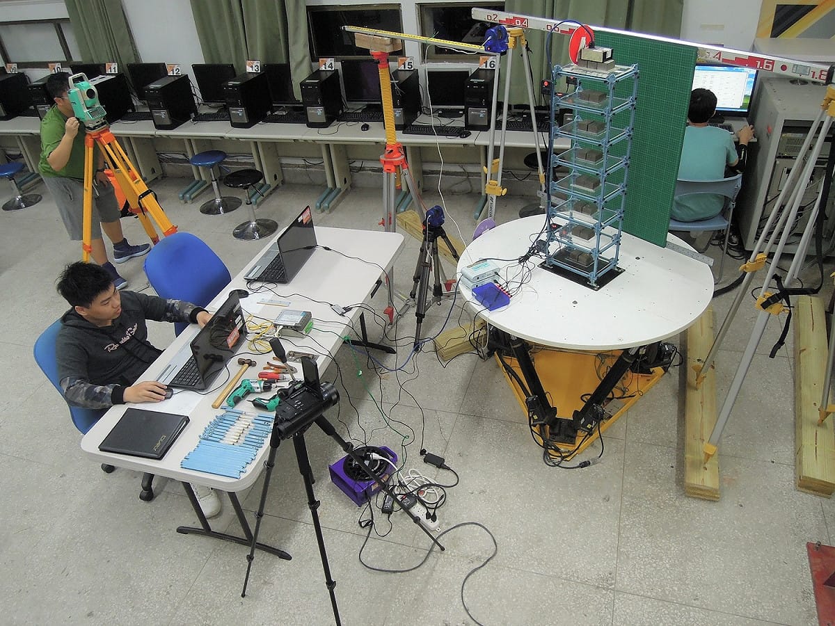 學生實際操作地震模擬器，練習訊號轉換成數據接收、操作軸向動態試驗儀、控制程式的撰寫等技巧。 圖：新北市教育局提供