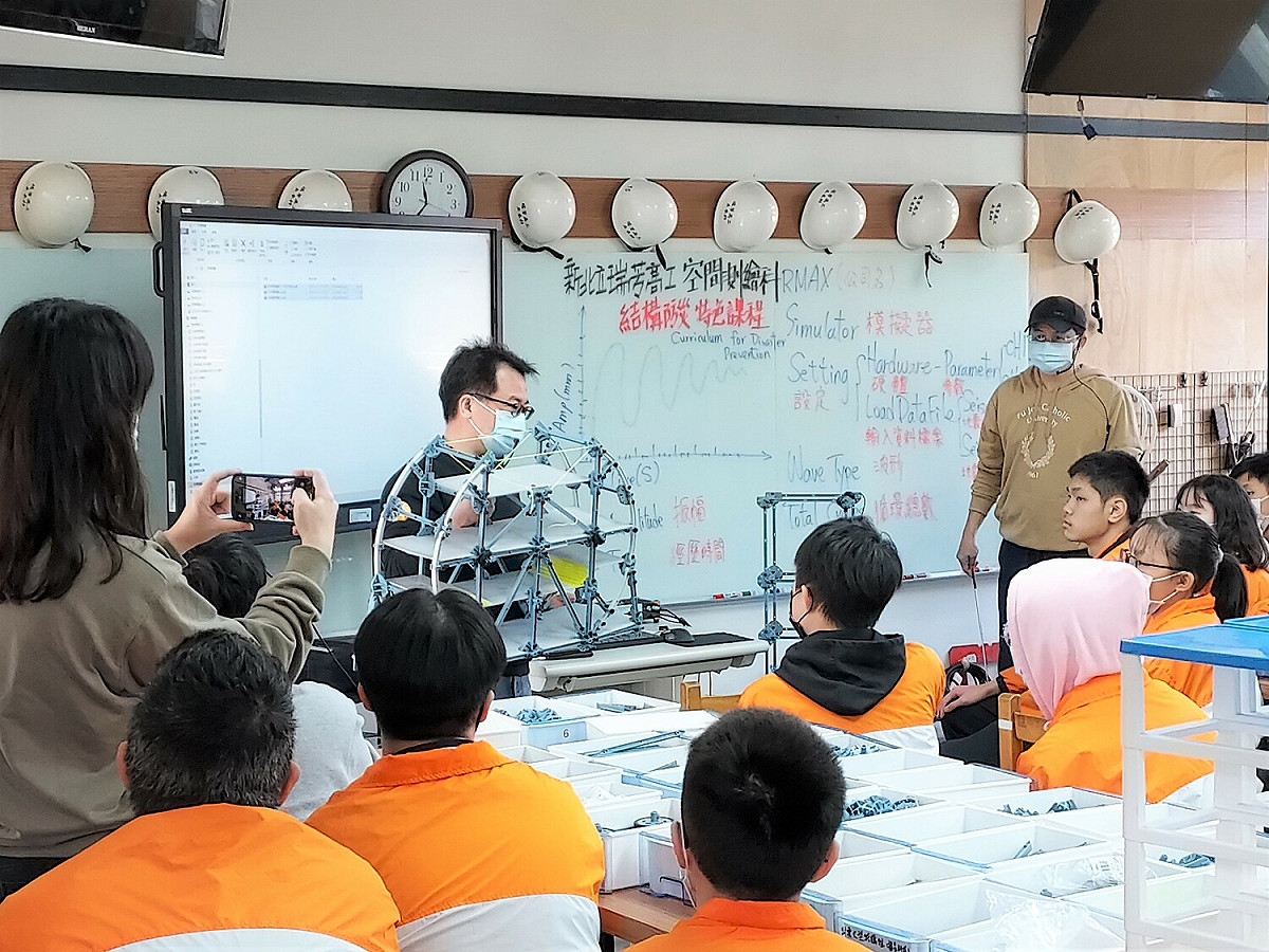 瑞芳高工空間測繪科含蓋營建、測繪和防災等專業技能，老師正解說橋樑結構。 圖：新北市教育局提供