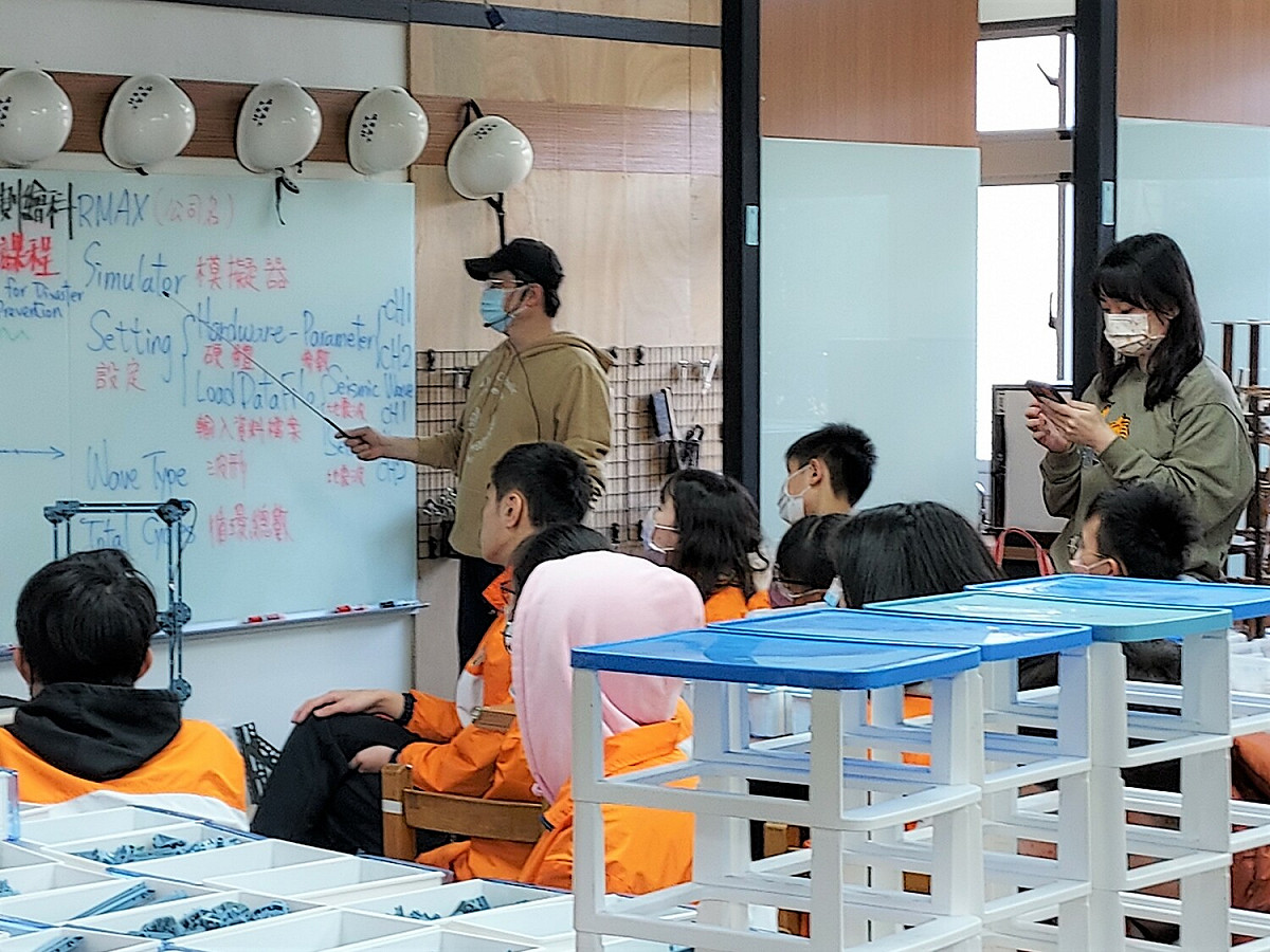 雙語教師解說地震摸擬器英文詞彙，讓學生以英語表達所學土木專業。 圖：新北市教育局提供