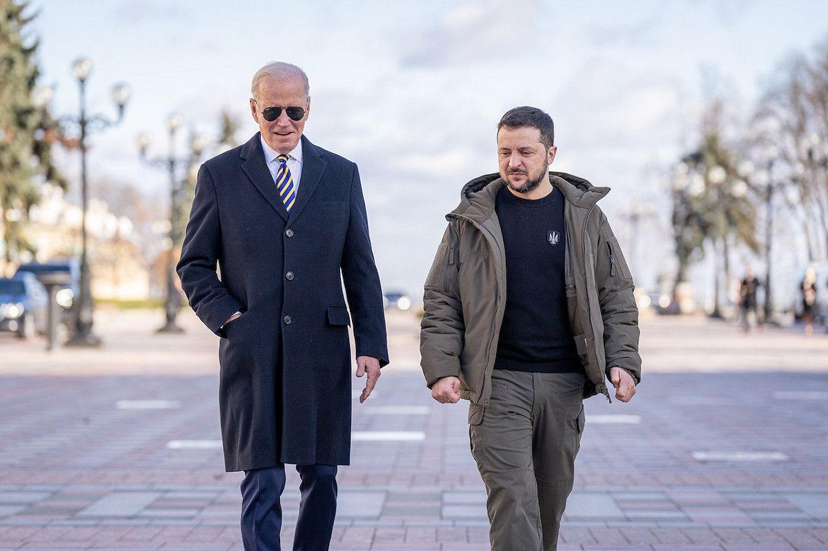 美國總統拜登（Joe Biden）前往烏克蘭的鄰國波蘭時突然訪問基輔，並在烏克蘭總統府會見澤連斯基（Volodymyr Zelensky）。 圖：翻攝拜登推特