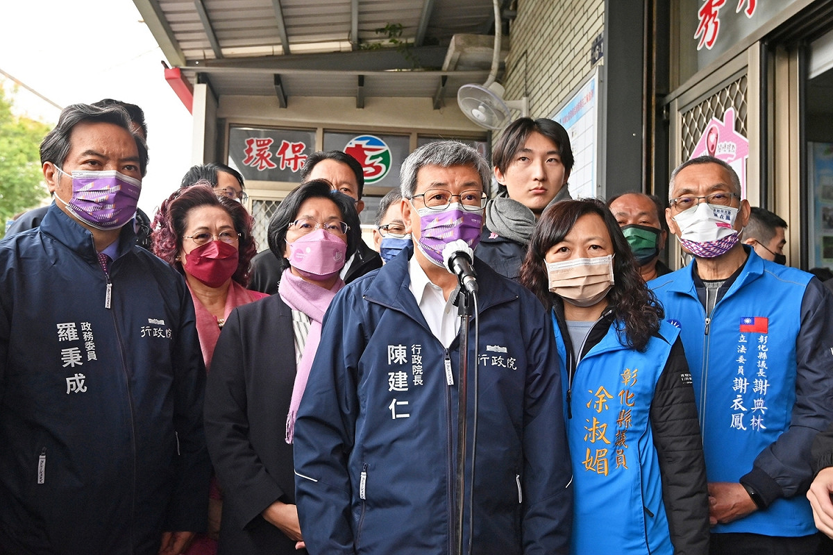 行政院長陳建仁今（21）天到彰化縣參訪彰化縣秀水鄉馬興社區發展協會前受訪。 圖：行政院提供