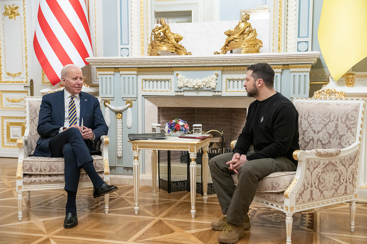 美國總統拜登（Joe Biden）前往烏克蘭的鄰國波蘭時突然訪問基輔，並在烏克蘭總統府會見澤連斯基（Volodymyr Zelensky）。 圖：翻攝白宮推特（資料照）