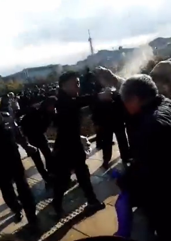 據網傳消息，19 日大連民眾再次上街抗議，遭到警察噴灑辣椒水 圖:翻攝自推特/豆瓣鵝組日報