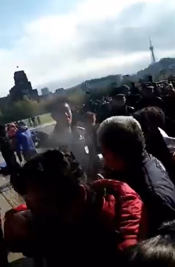 據網傳消息，19 日大連民眾再次上街抗議，遭到警察噴灑辣椒水 圖:翻攝自推特/豆瓣鵝組日報