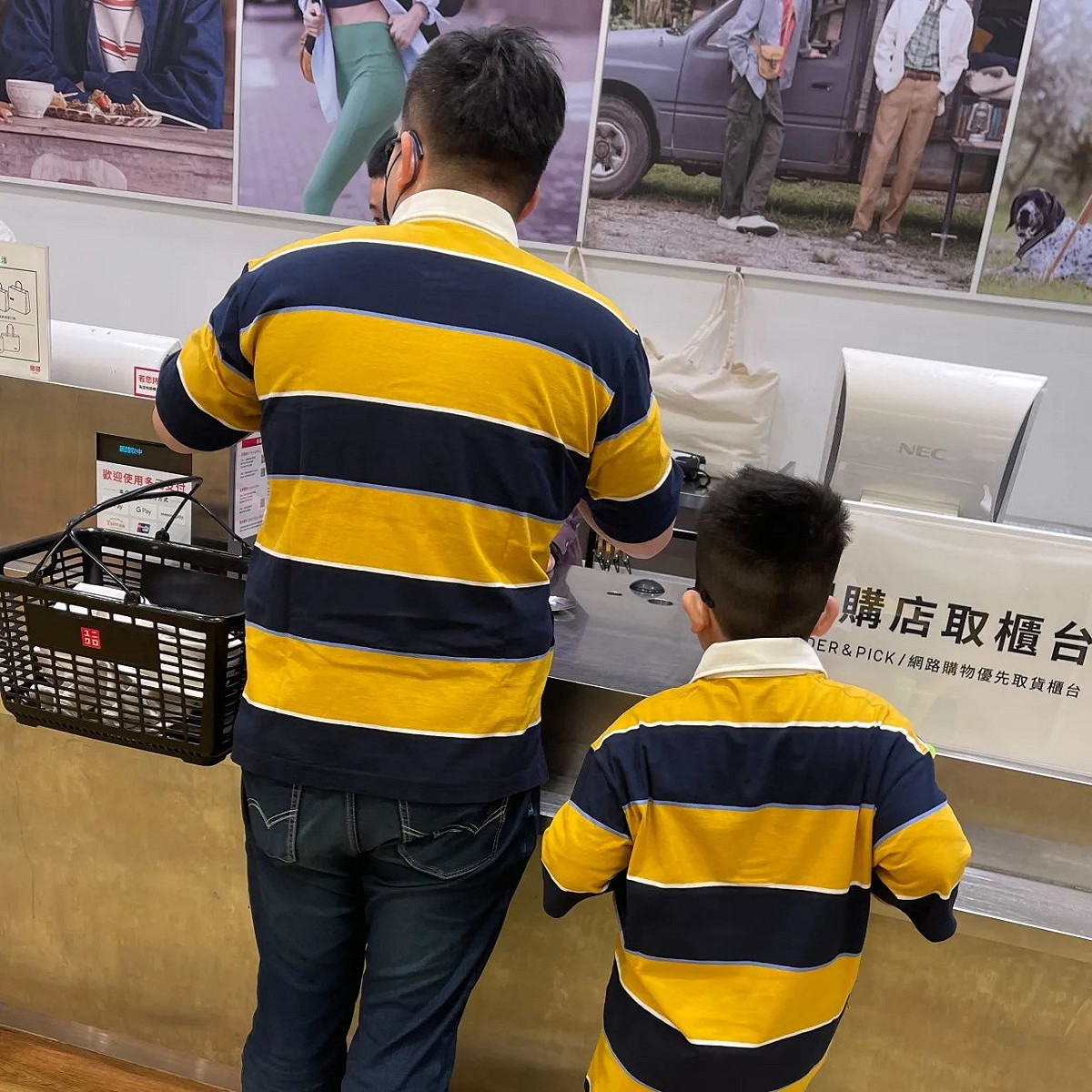 不只正面相似，連站在櫃檯的背影都幾乎一模一樣。 圖：取自Joeman臉書
