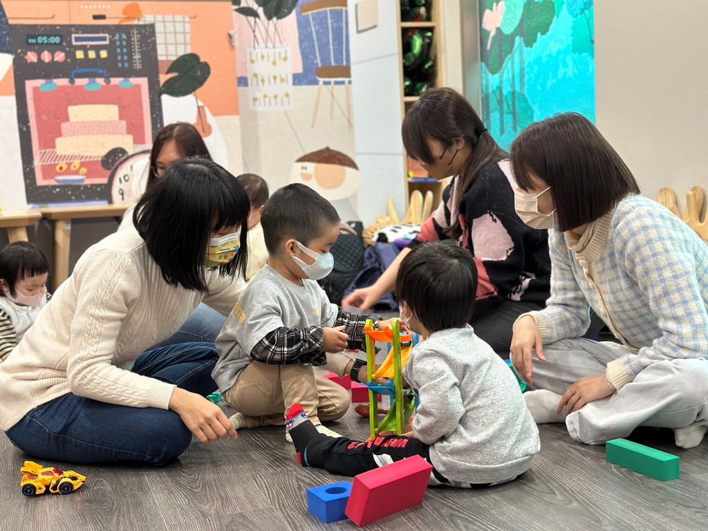 八年級生的托育人員現身說法，當保母就像創業，需要勇敢踏出第一步，只要不挑小孩不怕沒有小孩帶，現代多數家長也希望找年輕保母。 圖：彭婉如基金會提供