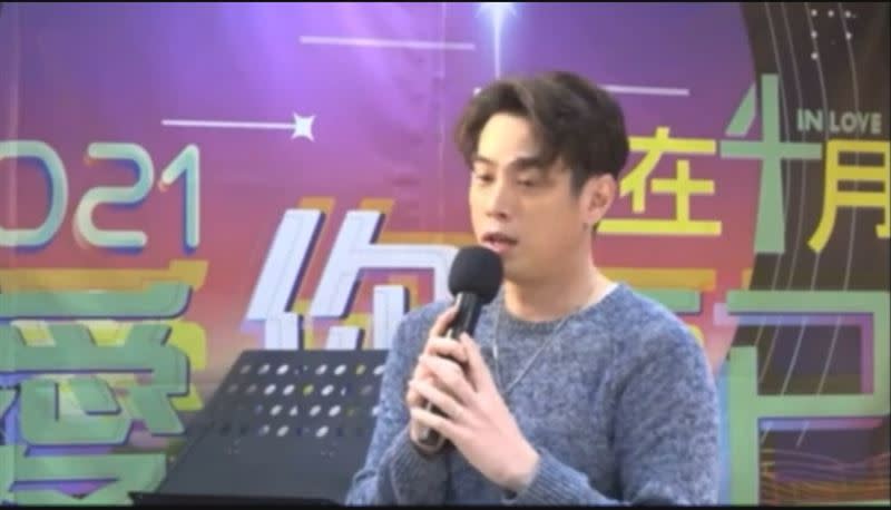 藝人吳東諺手持麥克風在台上解說分期奉獻簡報。 圖：翻攝自《三立新聞網》