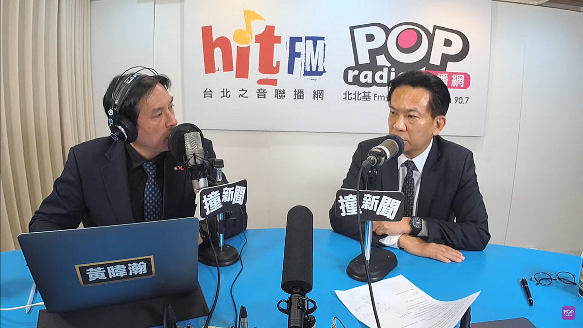 資深媒體人黃暐瀚對民進黨立委在(21)日的採訪畫面 圖 : 翻攝自 POP Radio聯播網 Youtube官方頻道