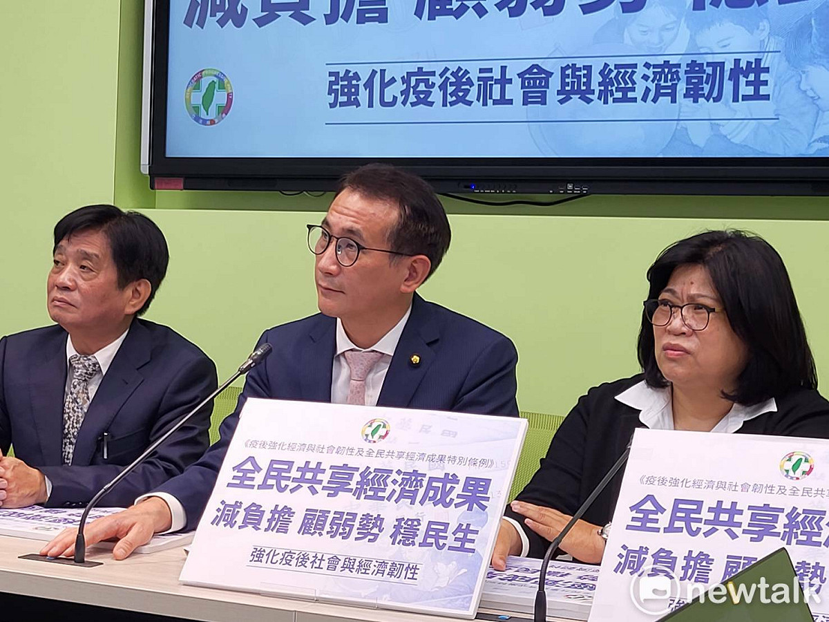鄭運鵬（中）今出席黨團記者會。 圖:陳佩君/攝