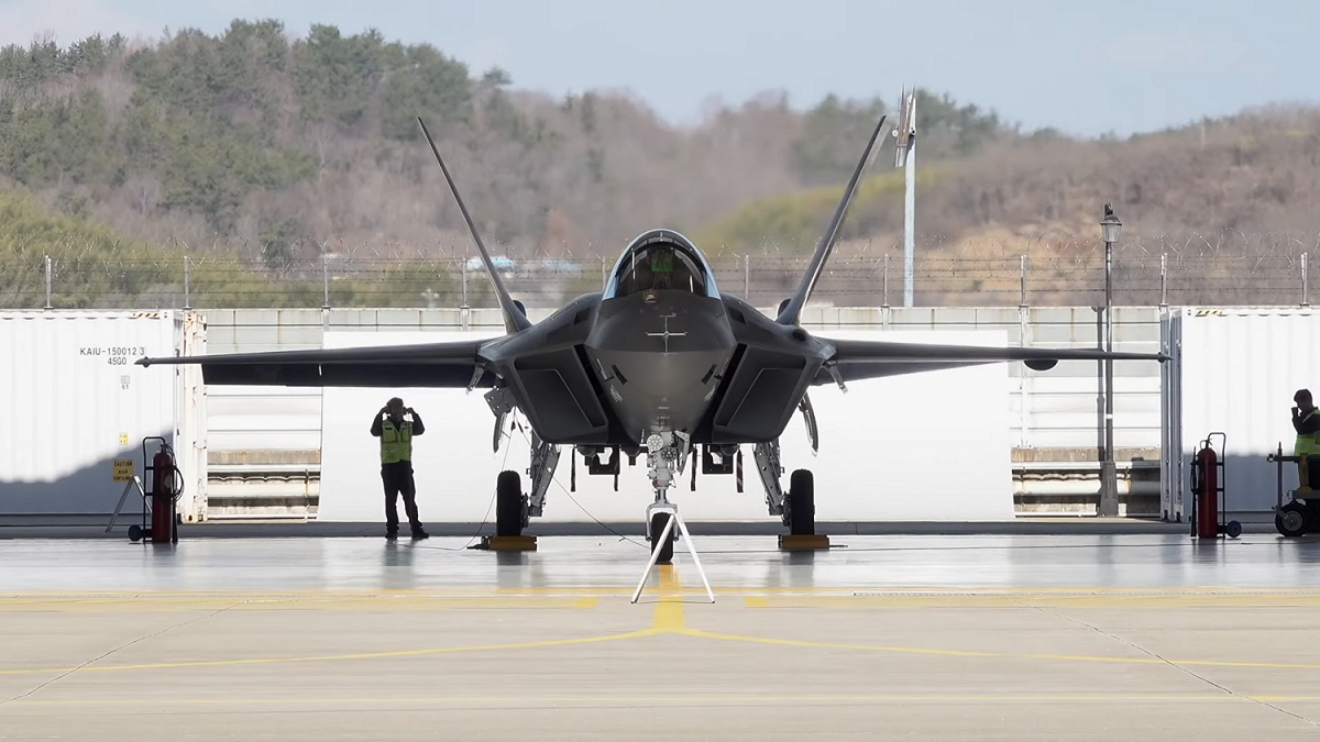 南韓「獵鷹」KF-21雙座四號原型機首次試飛成功。 圖：翻攝自南韓國防部影片