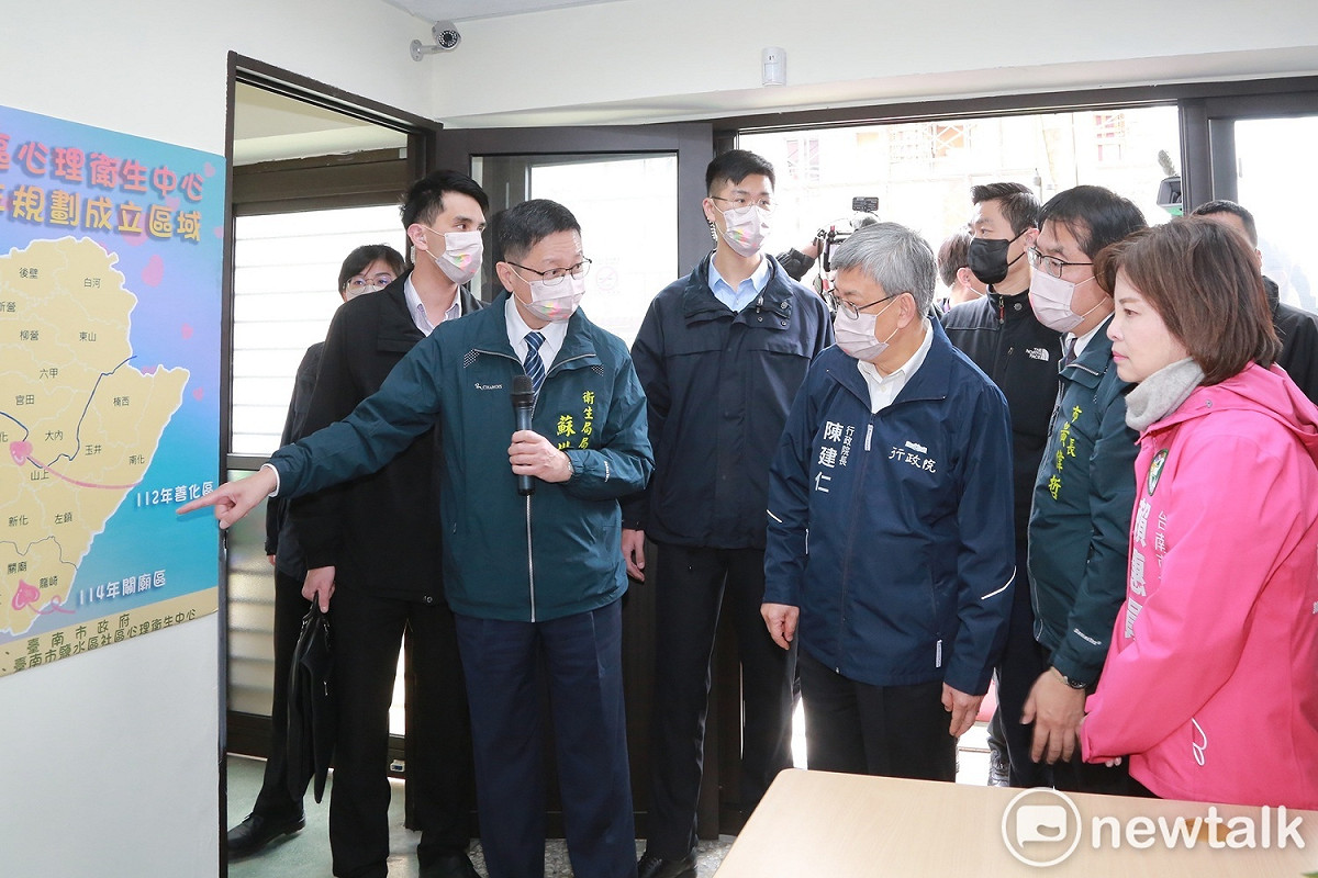 行政院長陳建仁南下鹽水視察社區心理衛生中心布建成果。對台南市長黃偉哲發揮公共衛生專業，活化空間改成心理衛生中心，讓社區民眾就近獲得心裏照顧給予肯定。 圖：台南市政府提供
