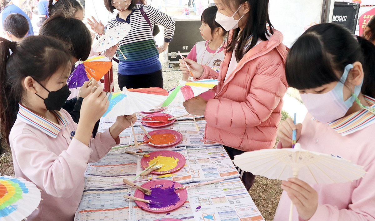 小朋友DIY客家小紙傘。 圖：高雄市教育局/提供