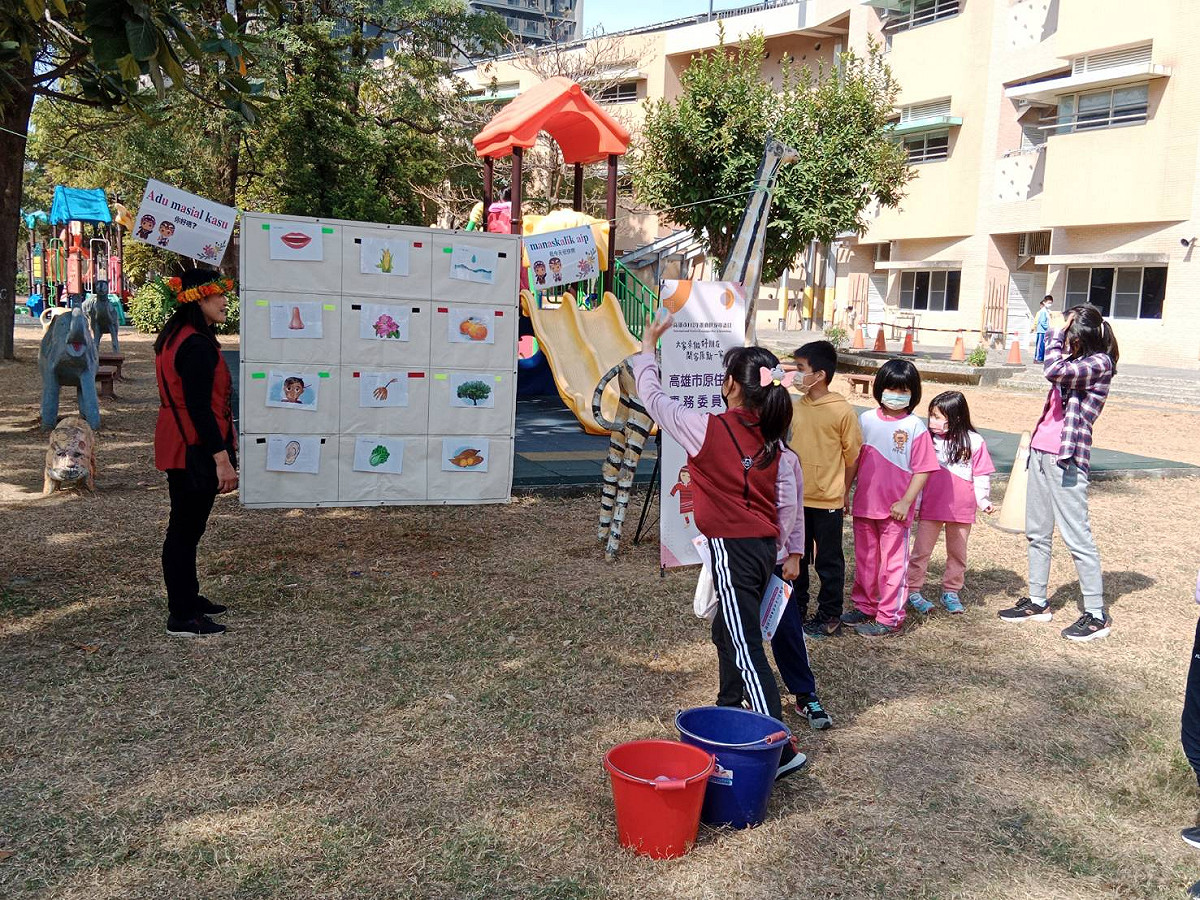 透過闖關遊戲學原住民母語。 圖：孫家銘/攝