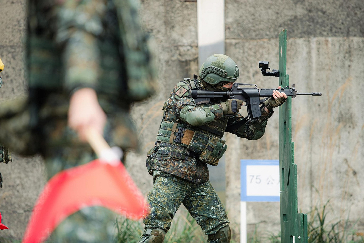 國軍「實戰化射擊」訓練，新增移位運動「立姿」射擊項目。 圖：翻攝國防部發言人臉書