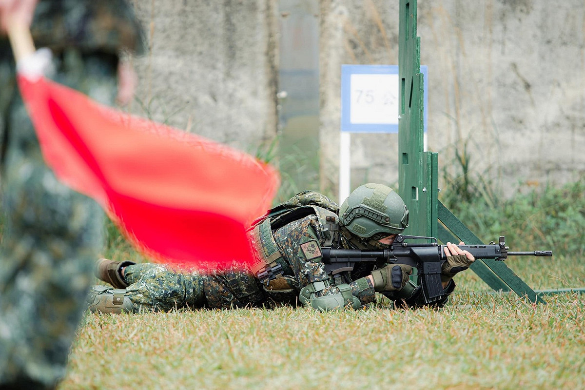 國軍「實戰化射擊」訓練，傳統的「臥姿」射擊項目前新增需移位運動。 圖：翻攝國防部發言人臉書