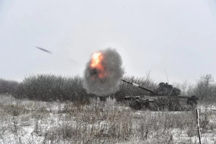 俄軍坦克對烏軍進行攻擊。 圖 : 翻攝自軍機圖