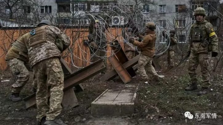 俄烏戰爭慘烈，軍人在忙著構築防禦工事。 圖 : 翻攝自東南軍情